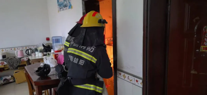 【新闻速递】油锅起火引燃液化气罐 益阳