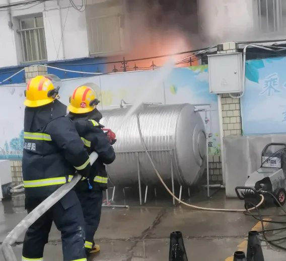 【新闻速递】店主做鸡蛋灌饼险些