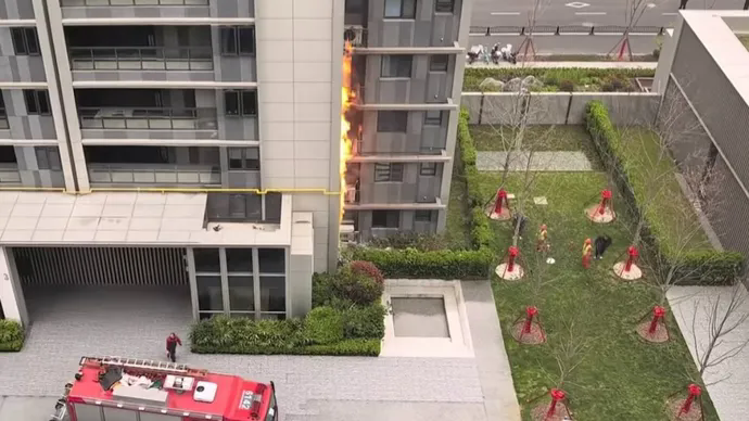 【新闻速递】上海一小区外墙燃气管道起